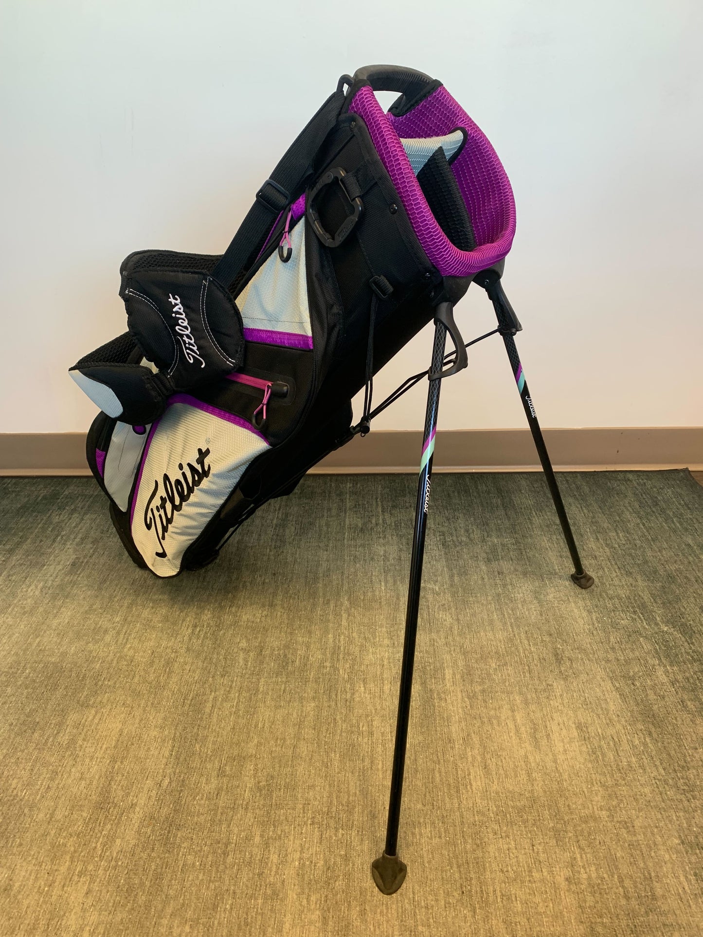 Titleist Women's Stand Bag Black/Pink 3 Dividers w/ Strap and Rain Cover-Next Round