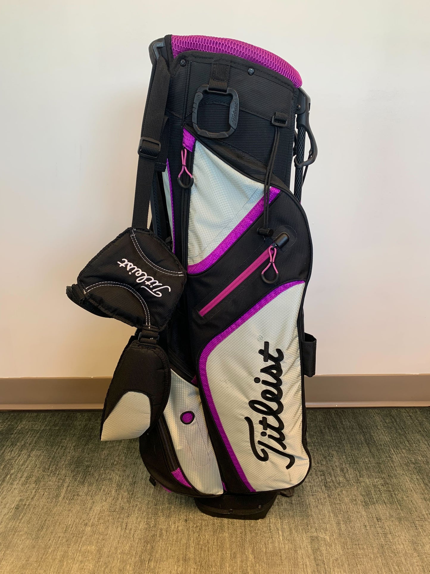 Titleist Women's Stand Bag Black/Pink 3 Dividers w/ Strap and Rain Cover-Next Round