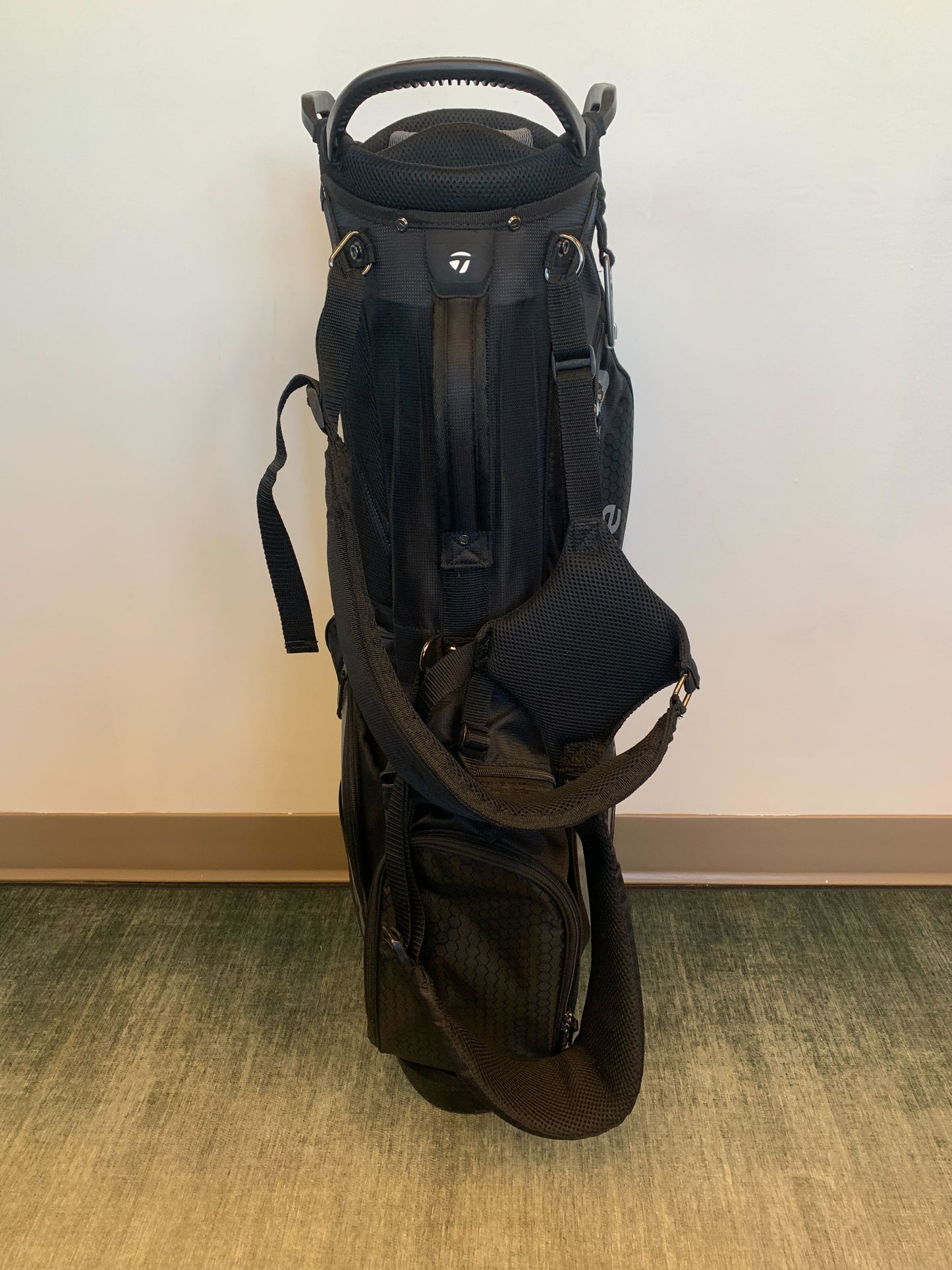 TaylorMade FlexTech Stand Bag Black 7 Dividers w/ Strap and Rain Cover-Next Round