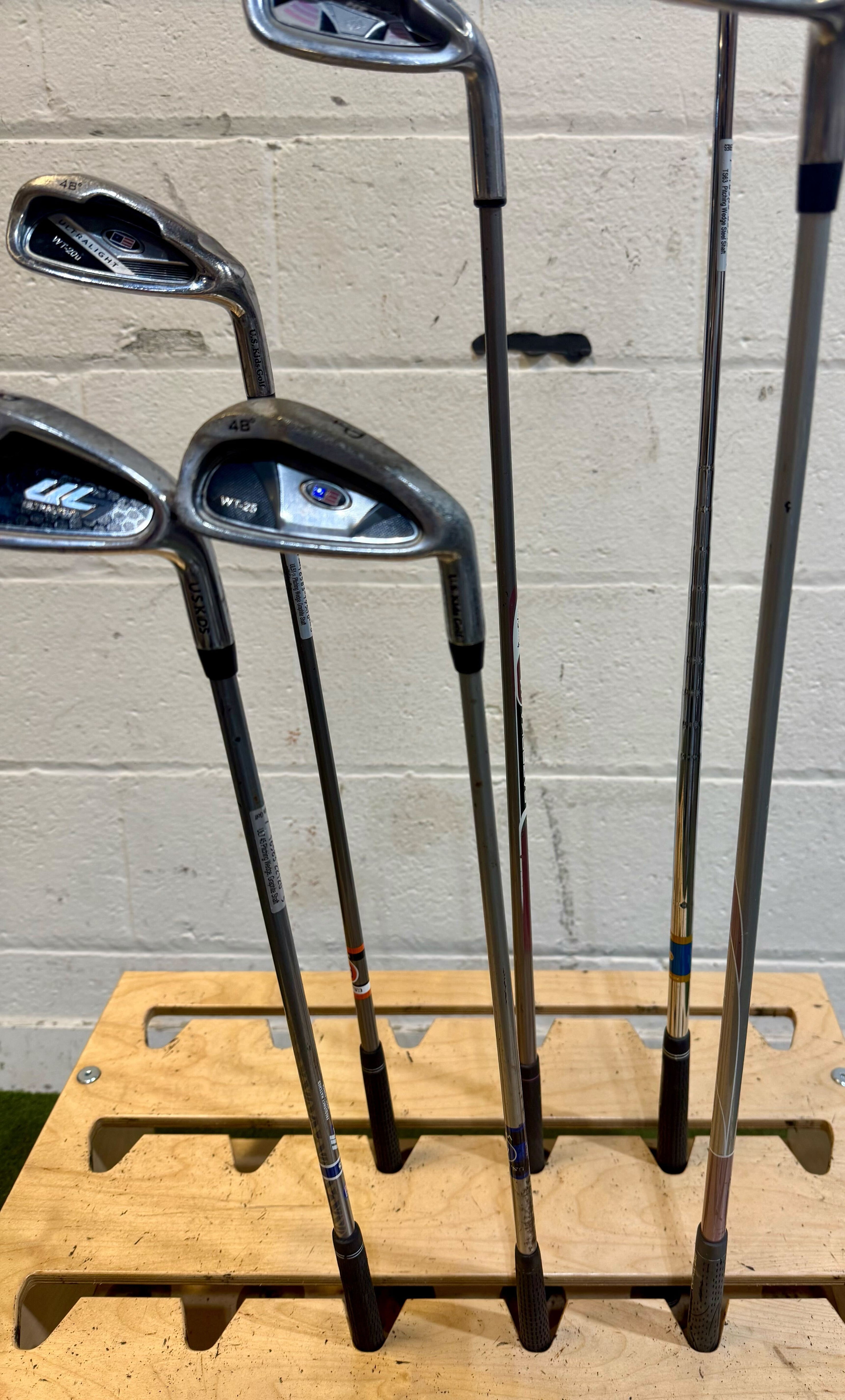 Wholesale Lot of 30 Golf Clubs - Assorted Irons and Wedges - Youth Flexes