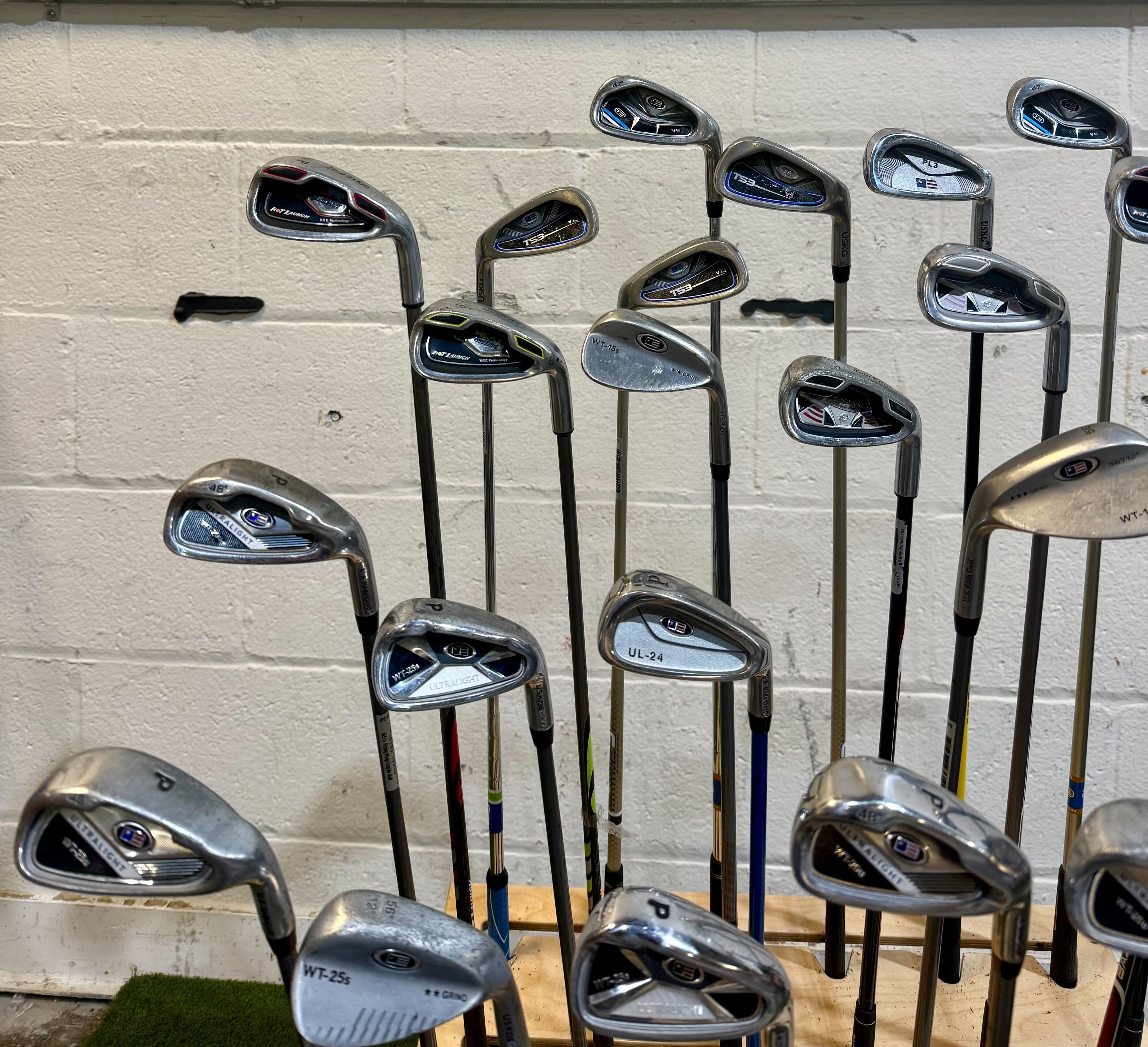 Wholesale Lot of 30 Golf Clubs - Assorted Irons and Wedges - Youth Flexes
